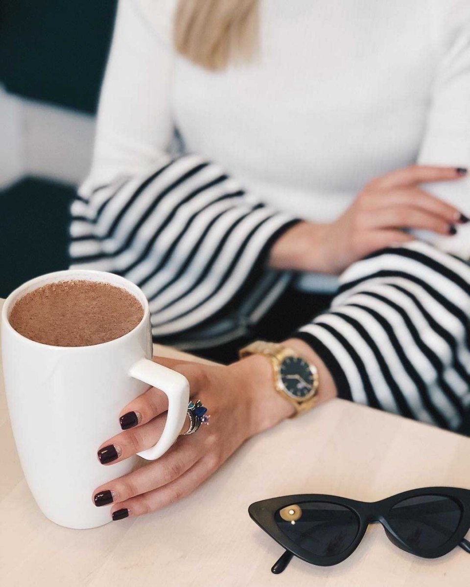 Маникюр с кружкой кофе