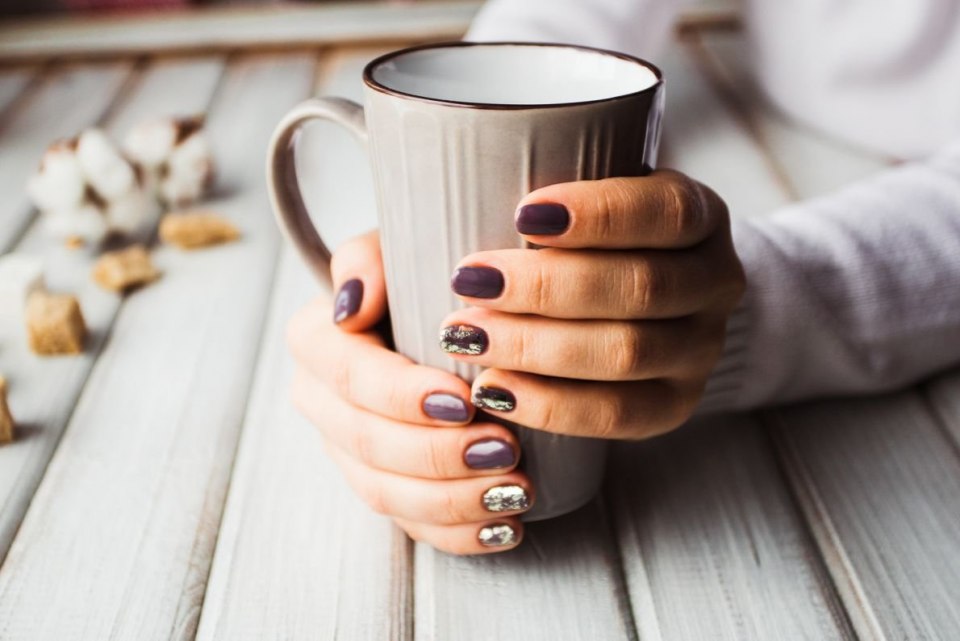 Маникюр чашка в руках