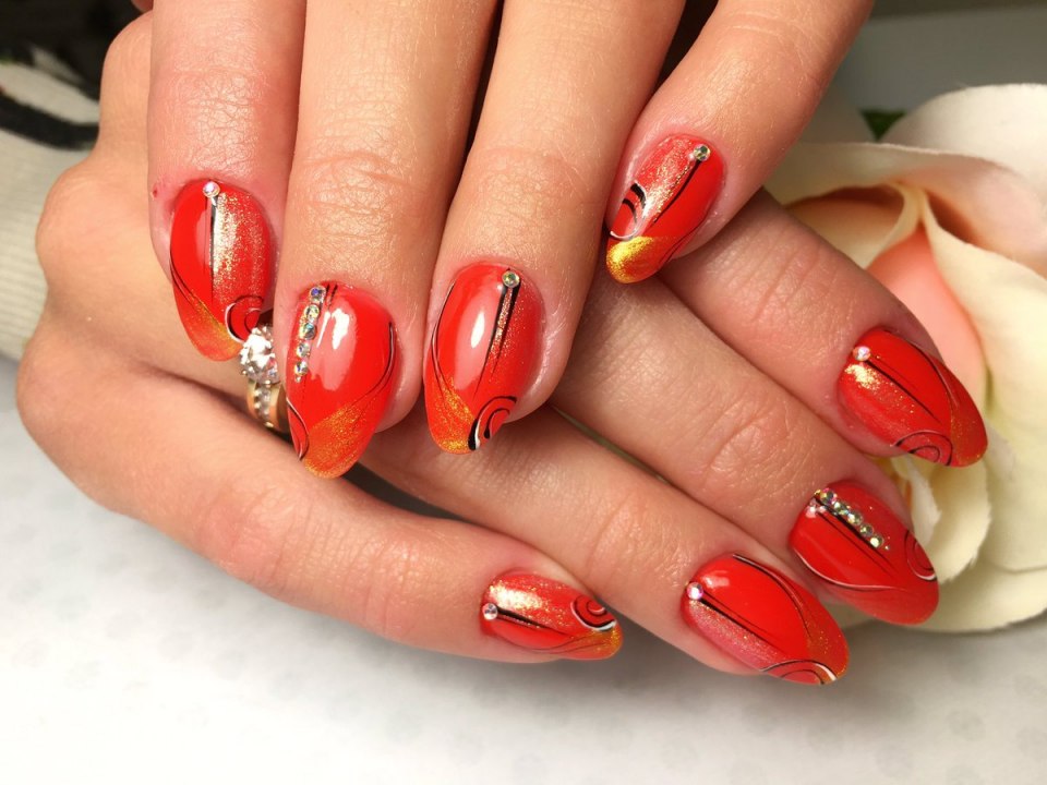 Маникюр коралловый с белым