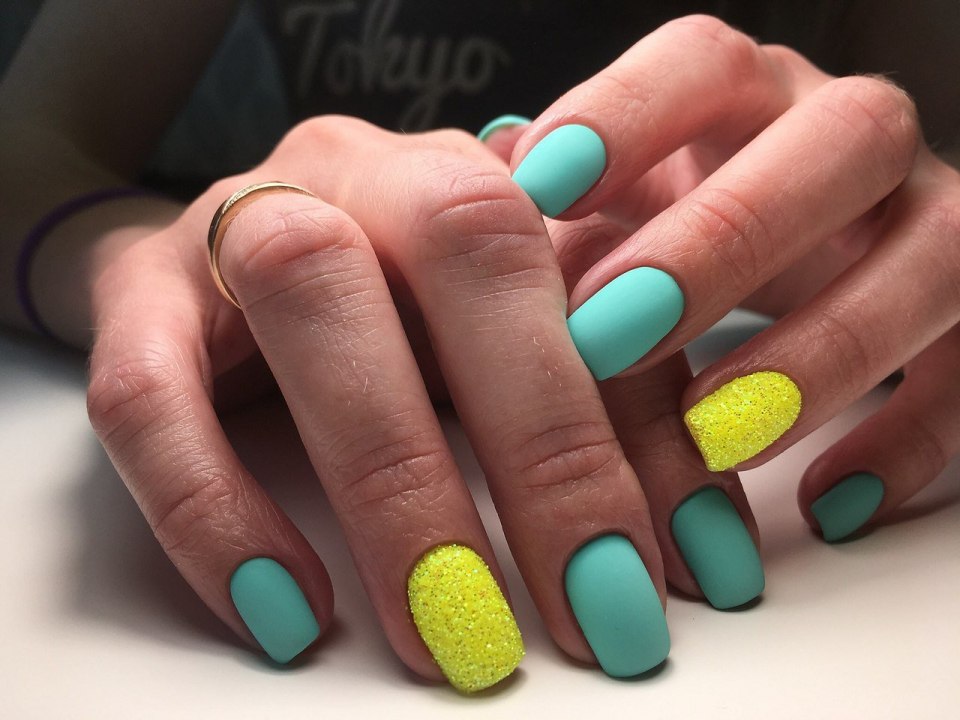 Яркие цвета ногтей