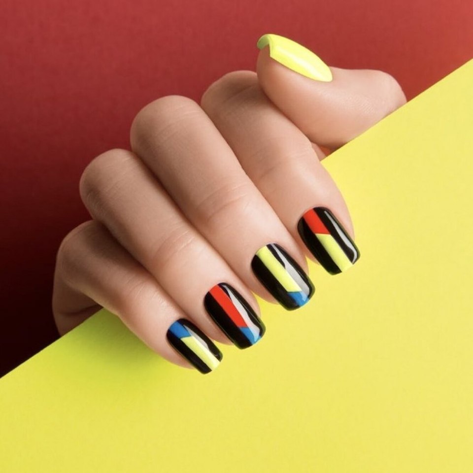 Салатовый лак для ногтей