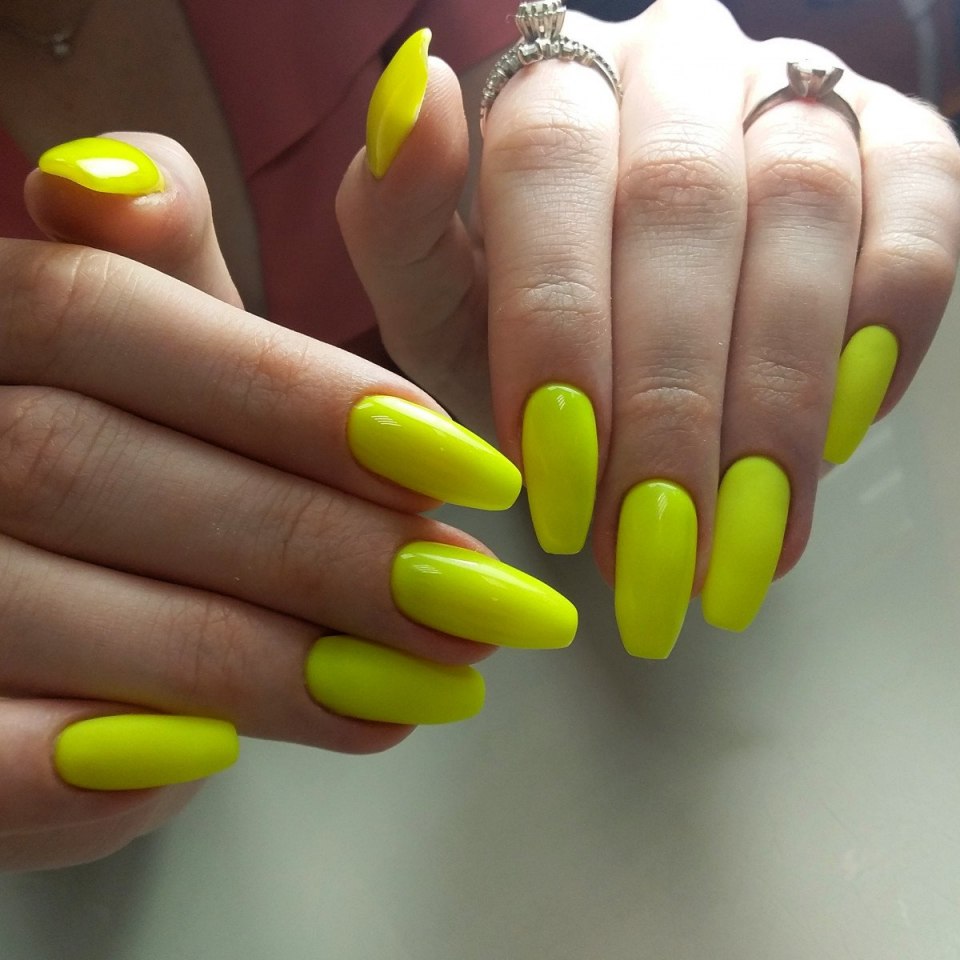 Серо желтый маникюр