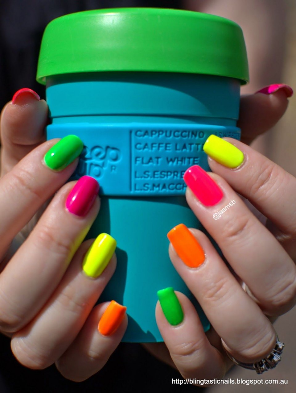 Маникюр оранжевый с зеленым