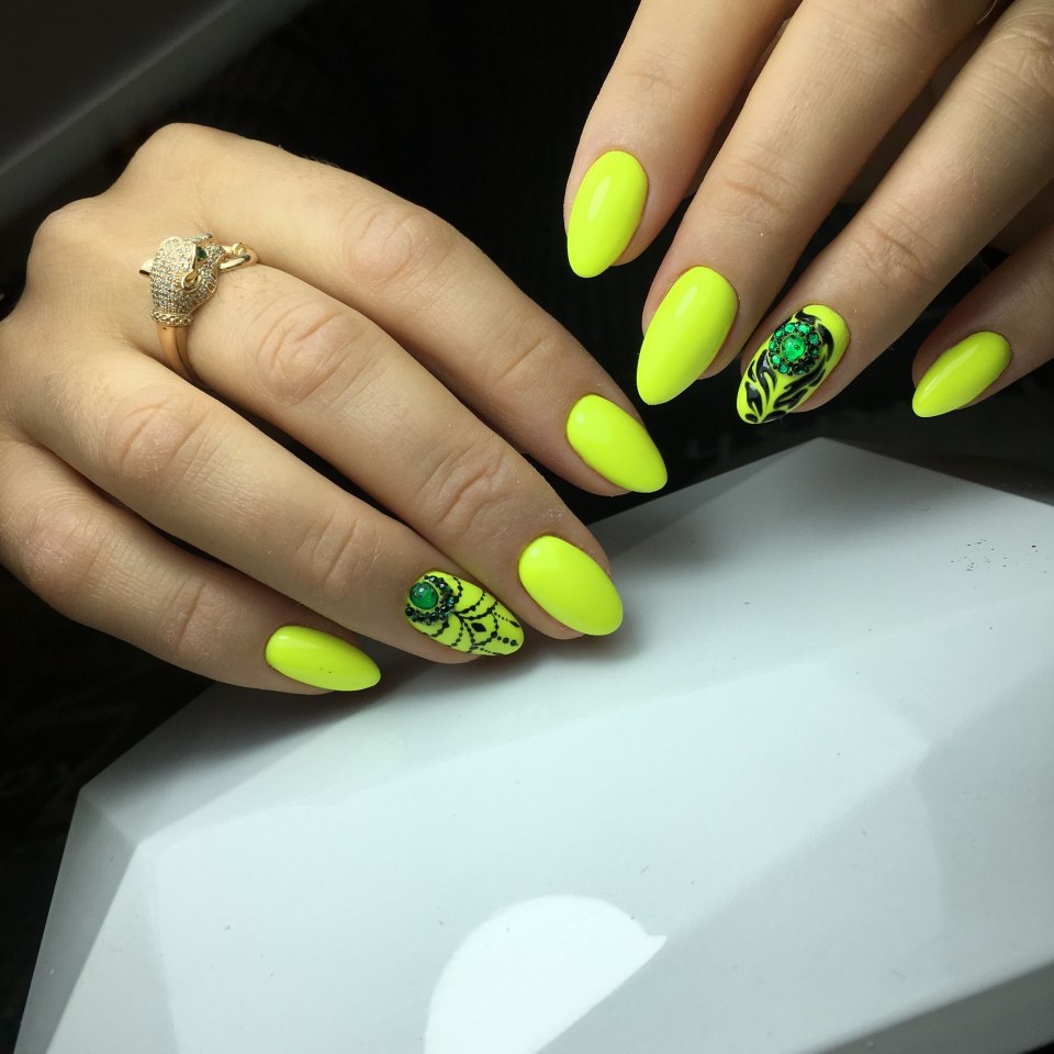 Ярко желтый маникюр