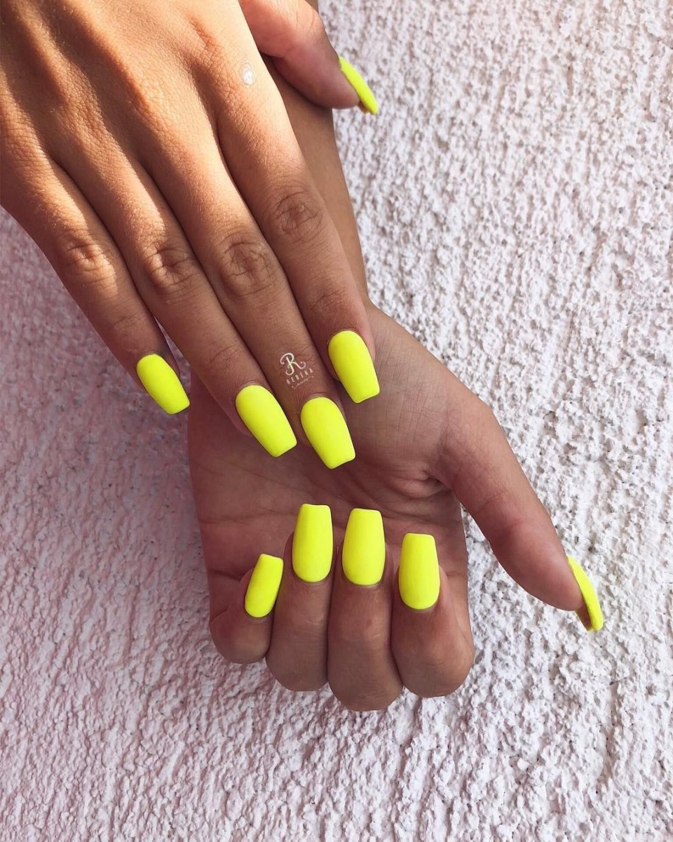 Ярко жёлтый маникюр на короткие ногти