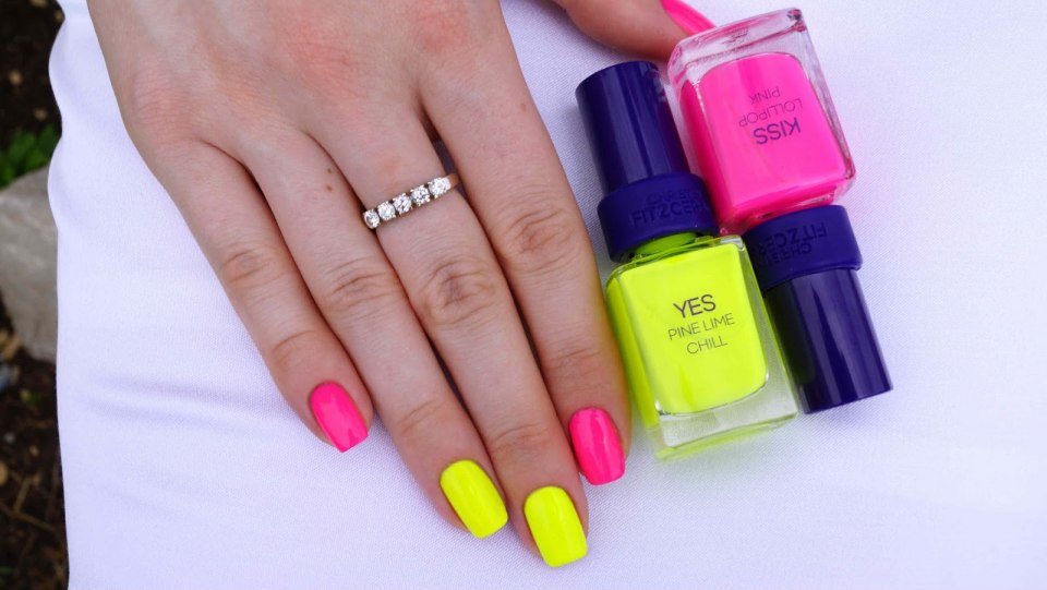 Красно жёлтый маникюр на миндальные ногти