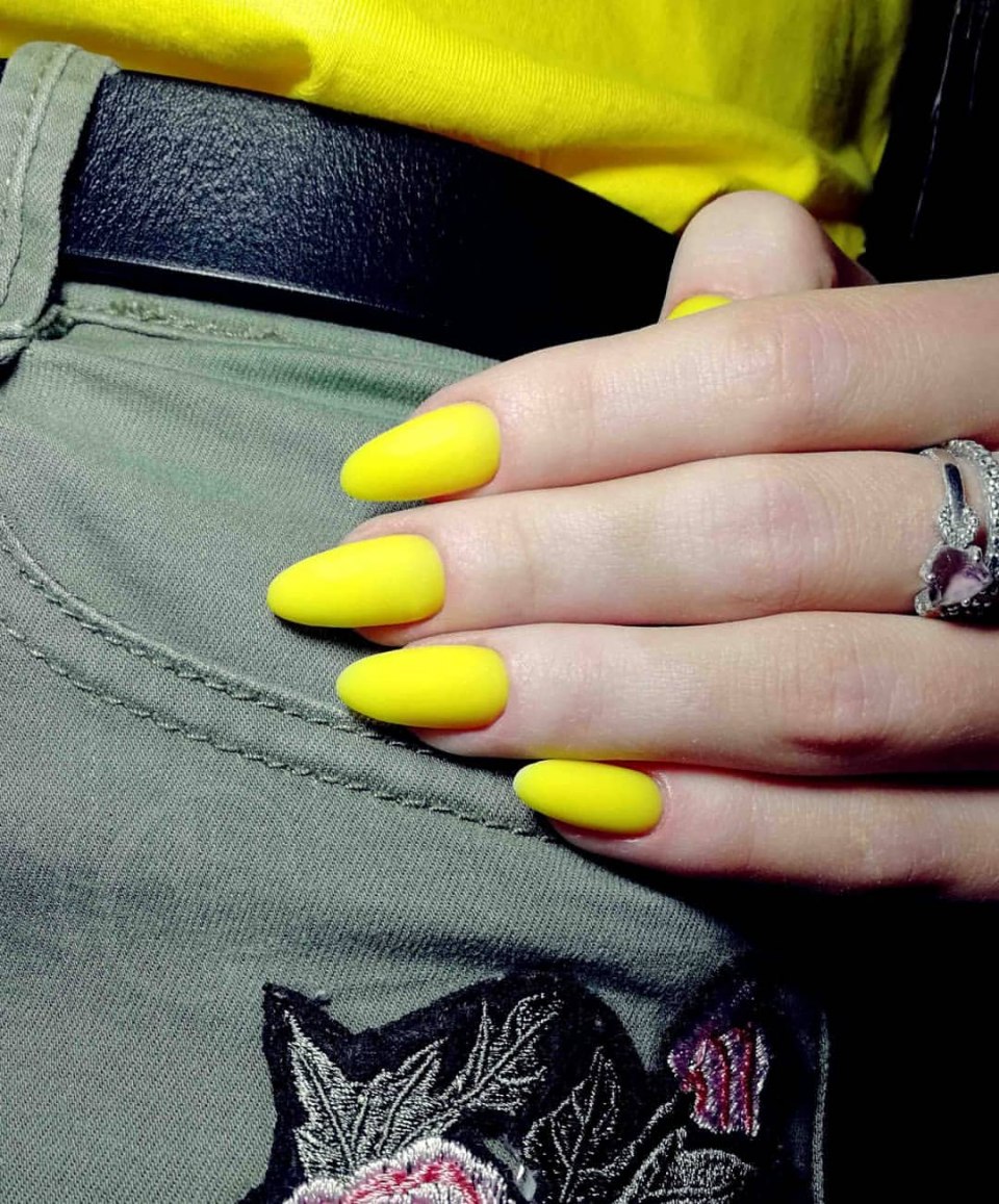 Яркий лак для ногтей