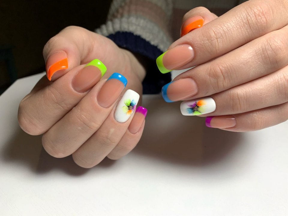 Маникюр белый с кислотными цветами