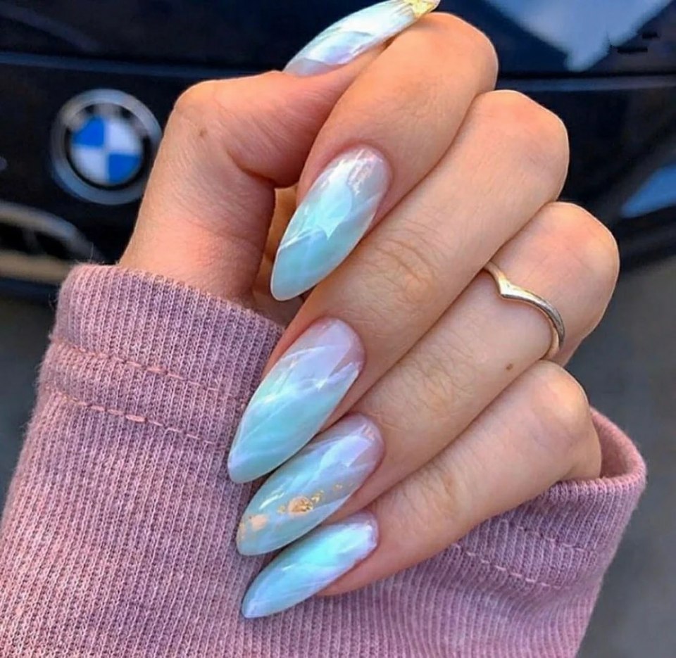 Голубой маникюр миндаль