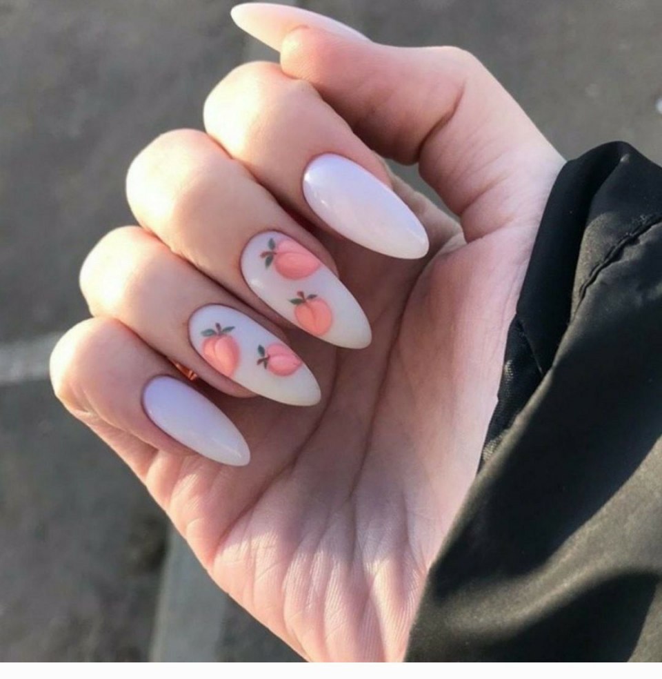 Маникюр с персиками на длинные ногти