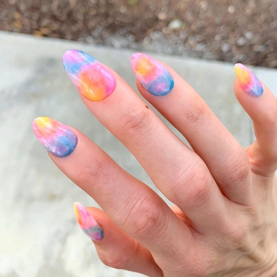 Маникюр Tie Dye
