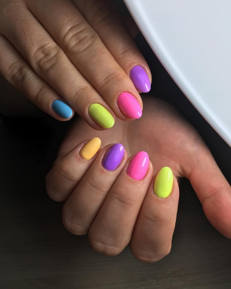 Маникюр разноцветный яркий