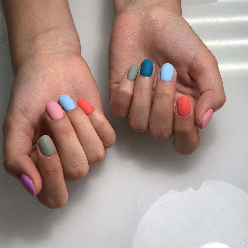 Разноцветный матовый маникюр