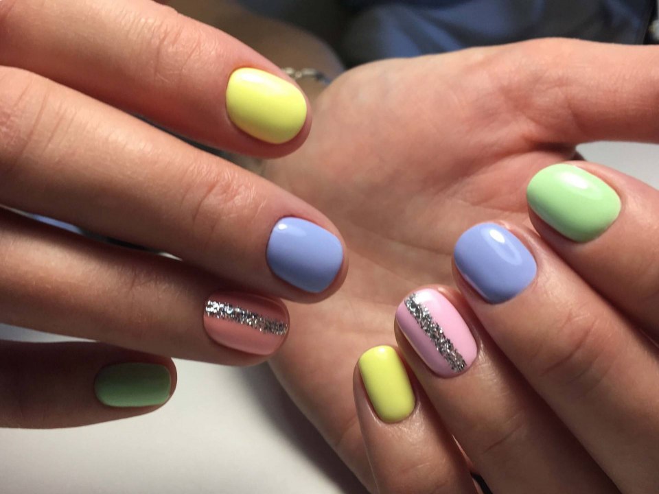 Разноцветный маникюр на коротких ногтях