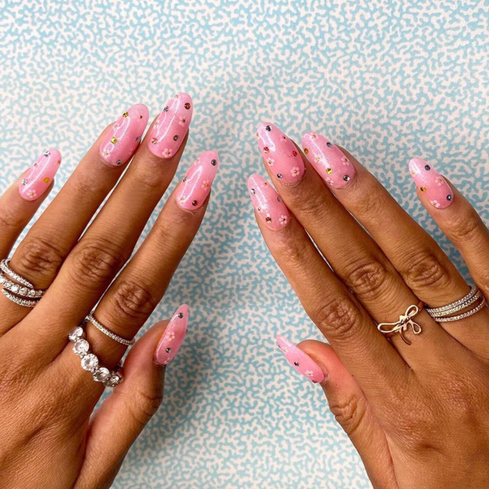 Розовые ногти моветон