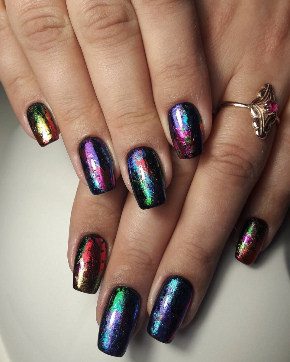 Маникюр с фольгой