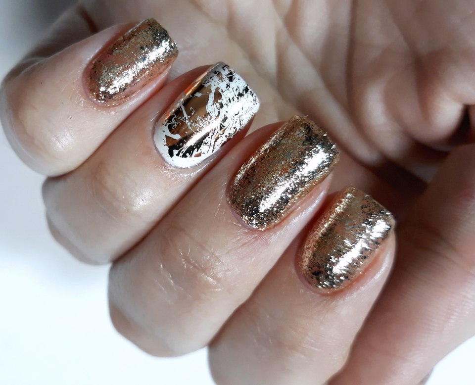 Маникюр с фольгой