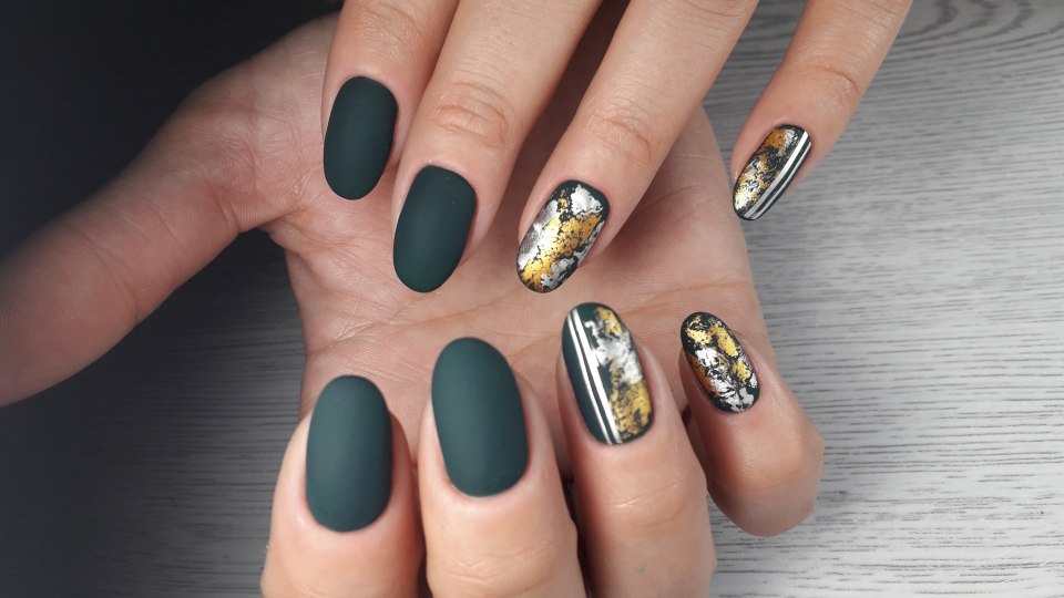 Модный маникюр с фольгой