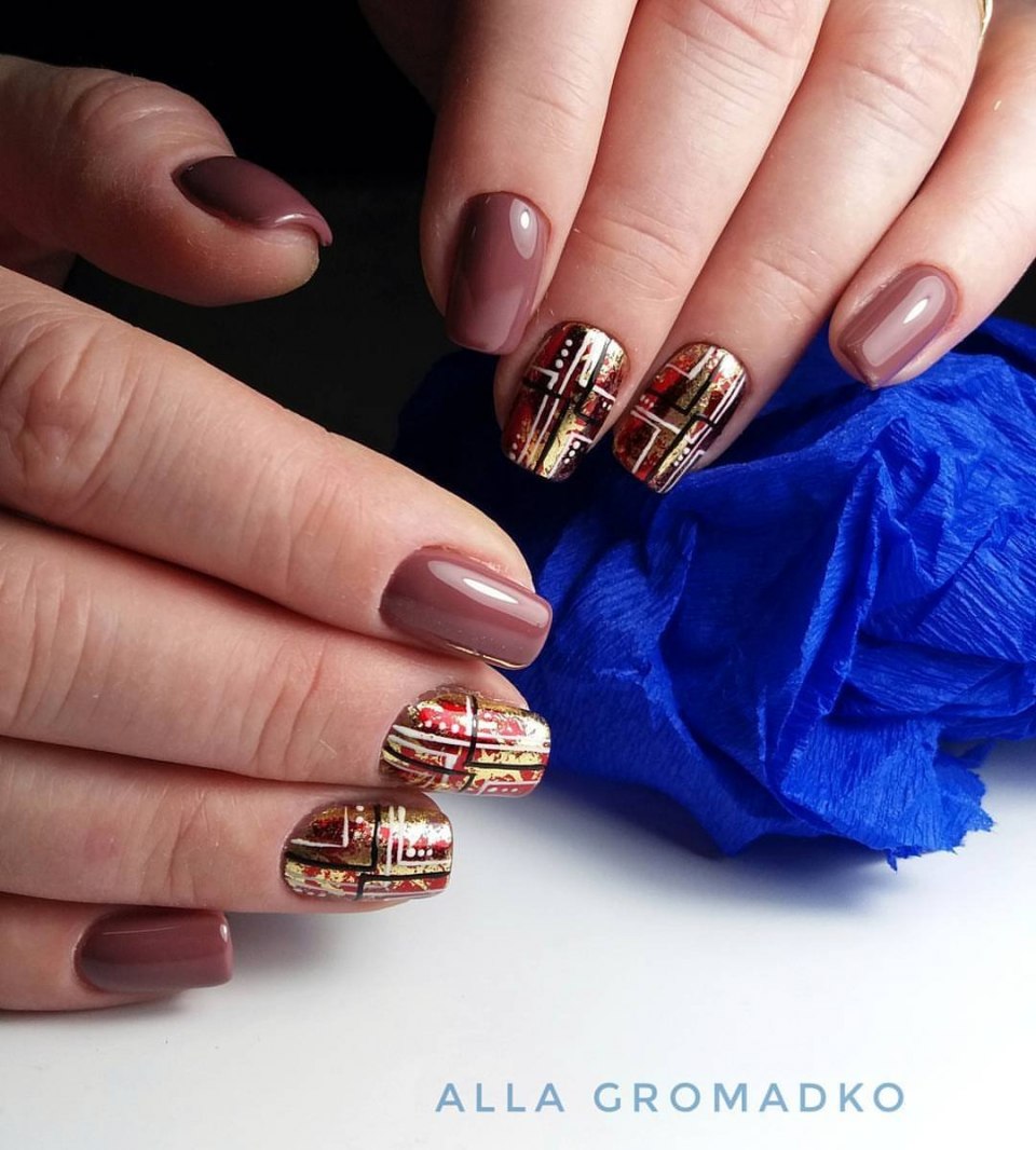 Нюдовый маникюр с золотой фольгой