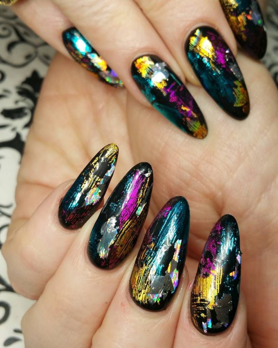 Фиолетовый маникюр с фольгой