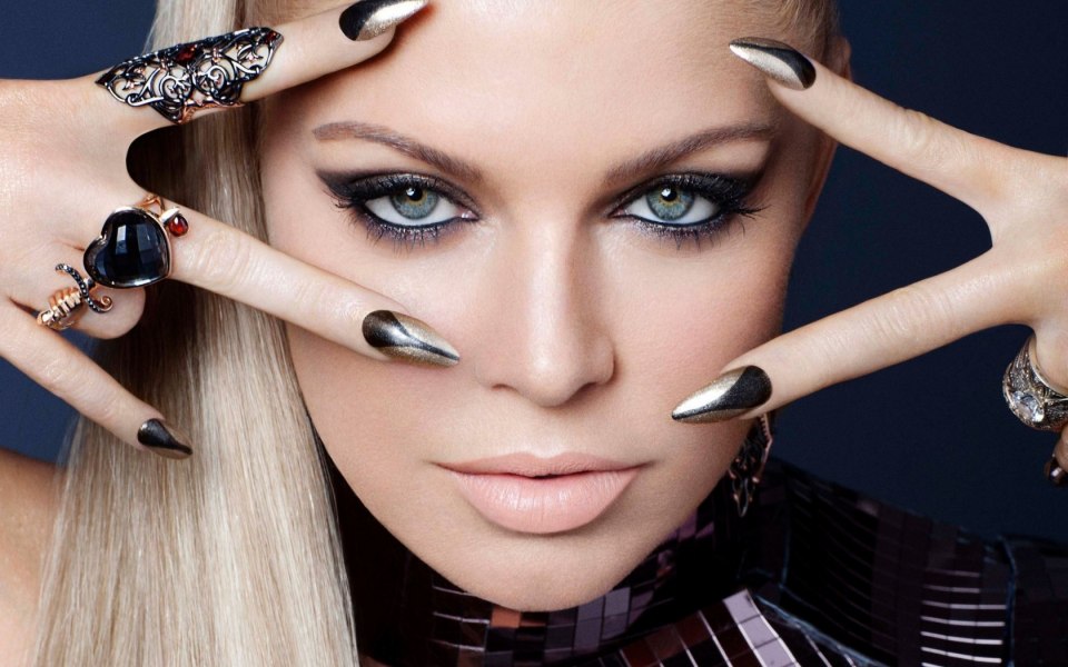 Девушка макияж маникюр