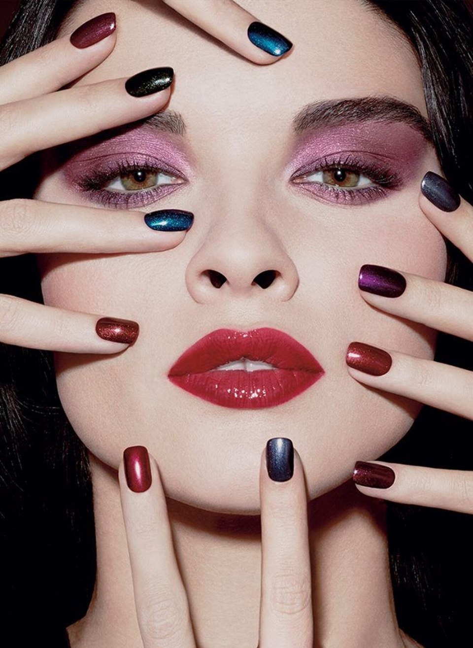 Длинные крашеные ногти