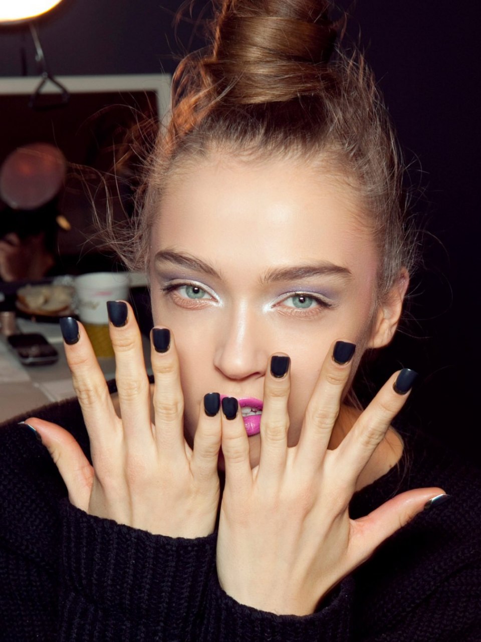 Девушка с маникюром