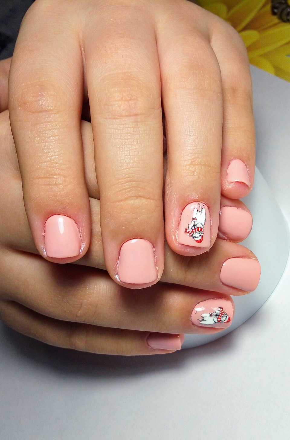 Маникюр в светлых тонах на короткие ногти