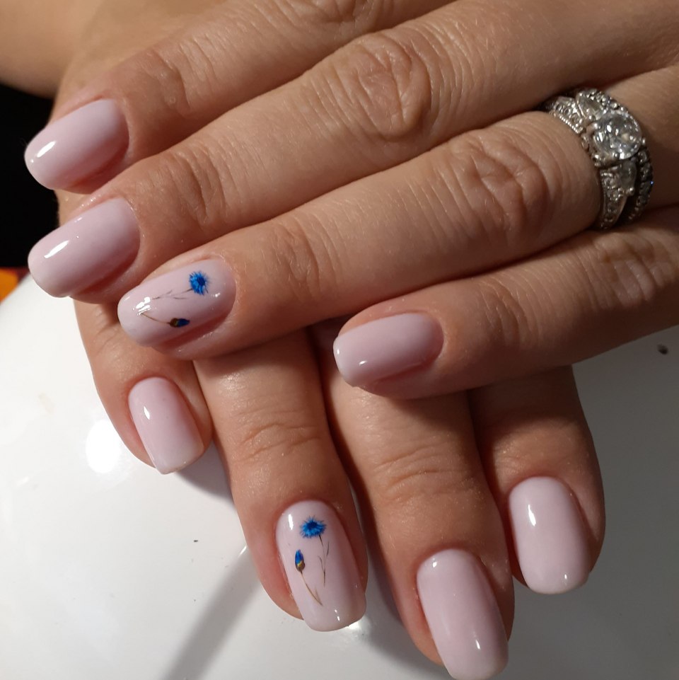 Светлый маникюр на коротких ногтях фото с лёгким рисунком