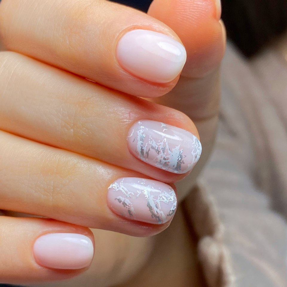 Нежный розовый маникюр на короткие ногти полупрозрачный