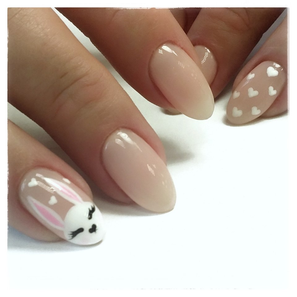 Маникюр нюд с сердечком
