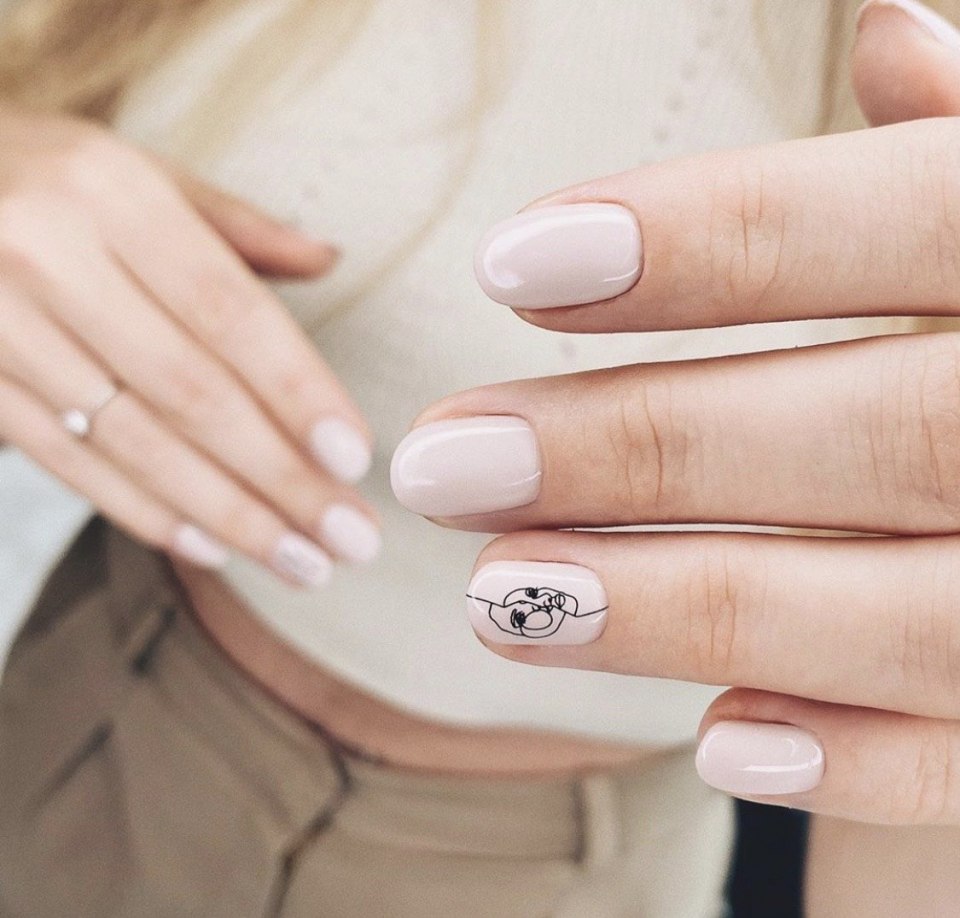 Молочный маникюр с абстракцией