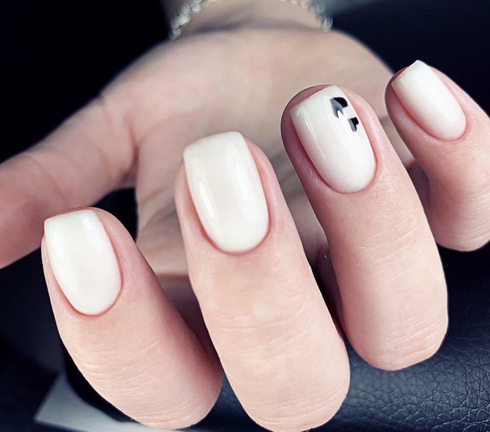 Молочный маникюр Сияющий на короткие ногти