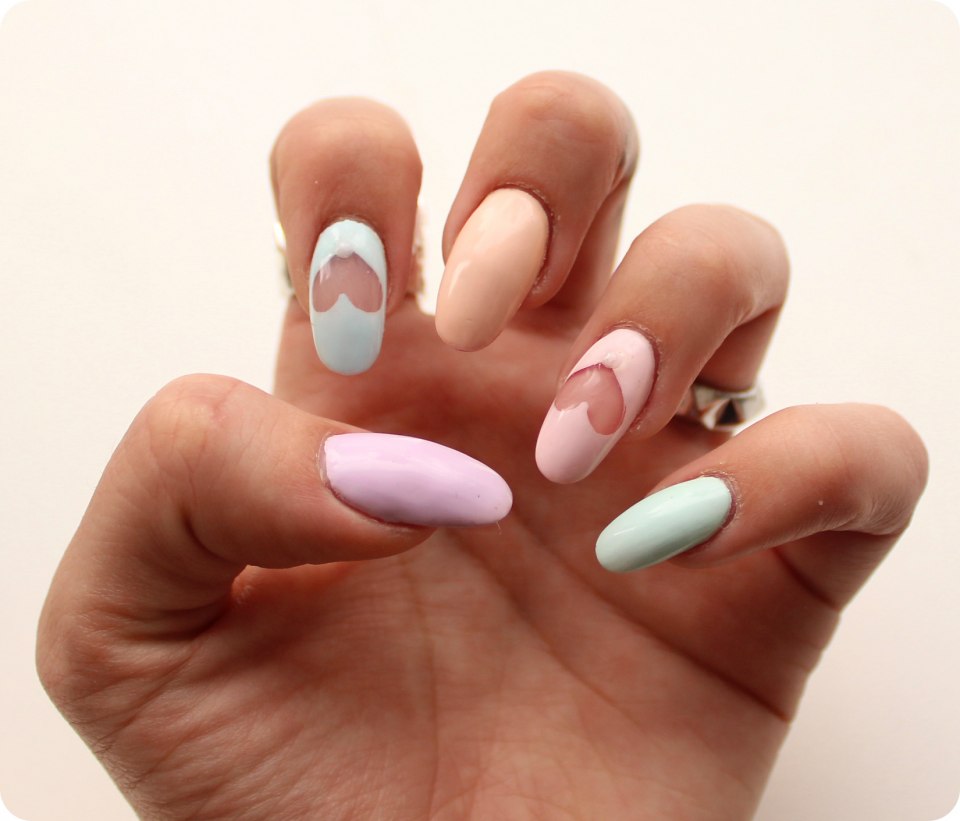 Нежный маникюр с сердечком