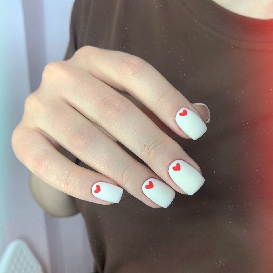 Маникюр с сердечками на квадратные ногти