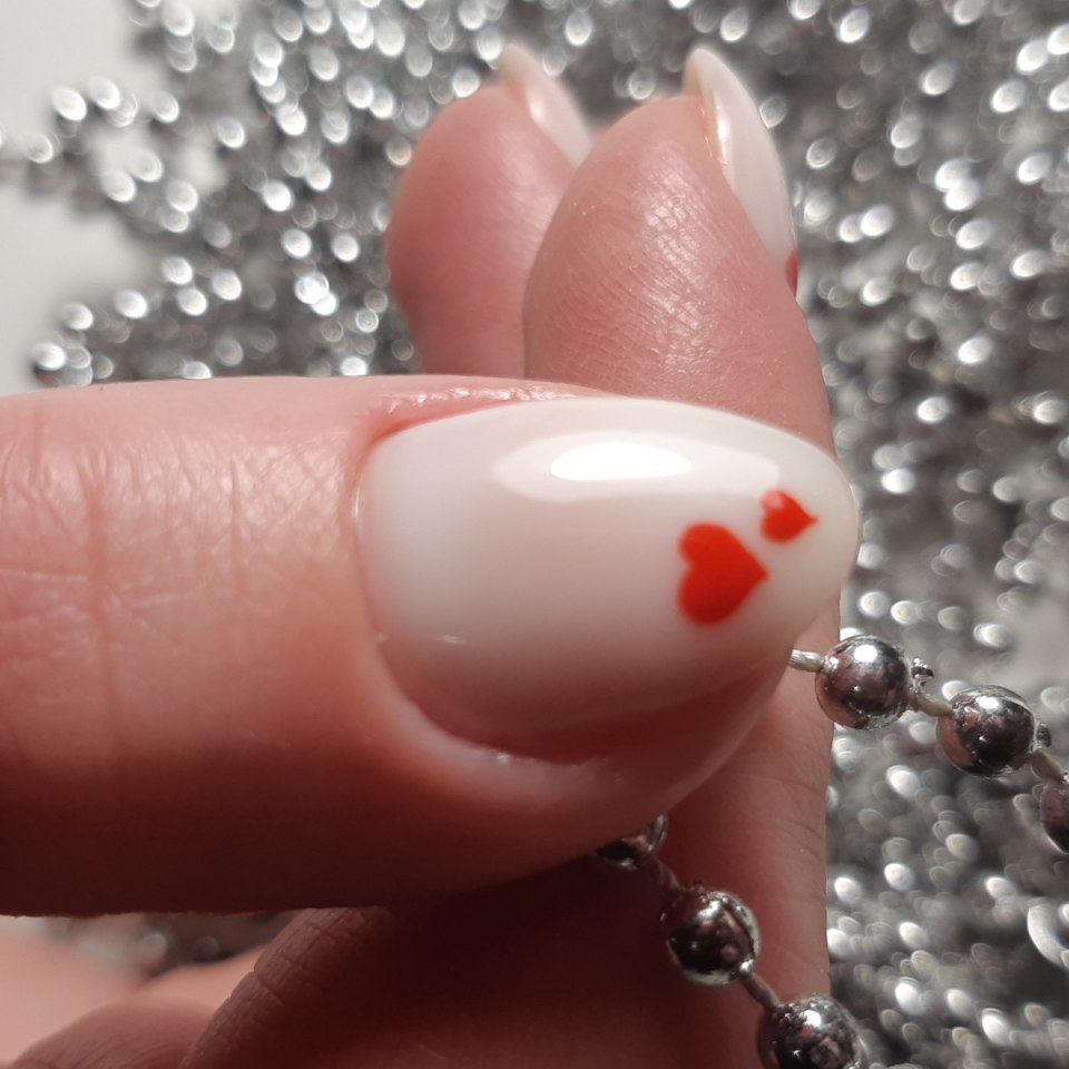 Маникюр молочный с красными блестками