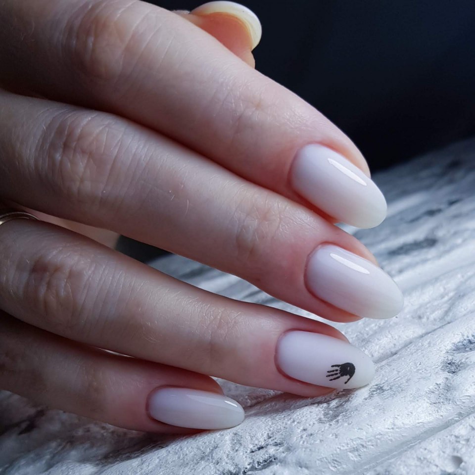 Молочный маникюр с блестками