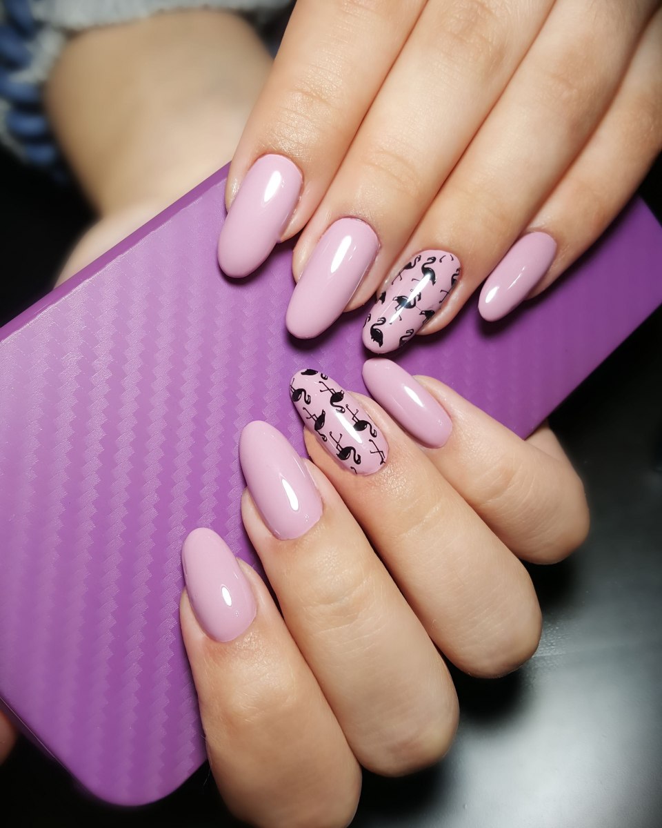 Нежный фиолетовый маникюр
