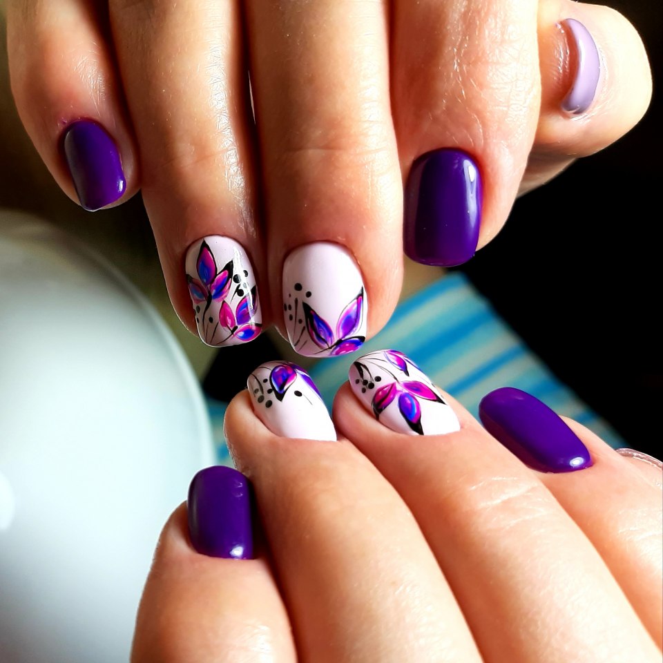 Фиолетовый цветочный маникюр