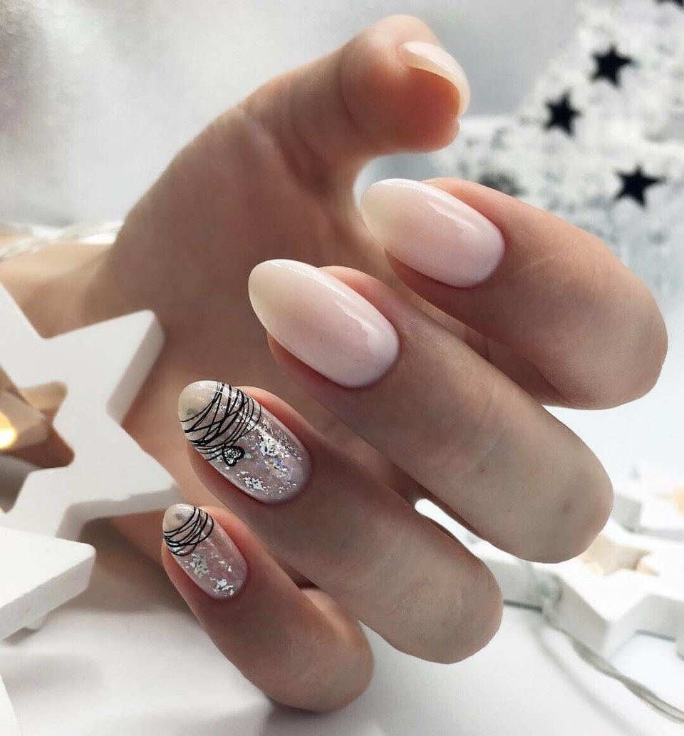 Маникюр с рисунком и стразами