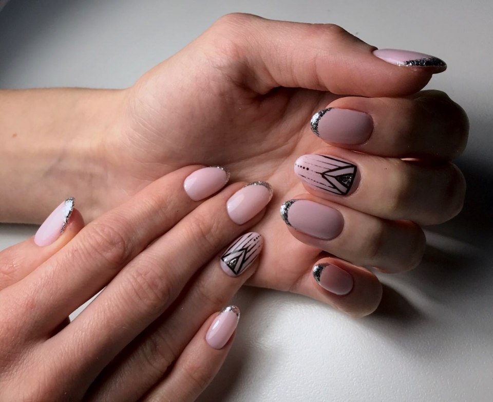 Маникюр на квадратные ногти нюдовые