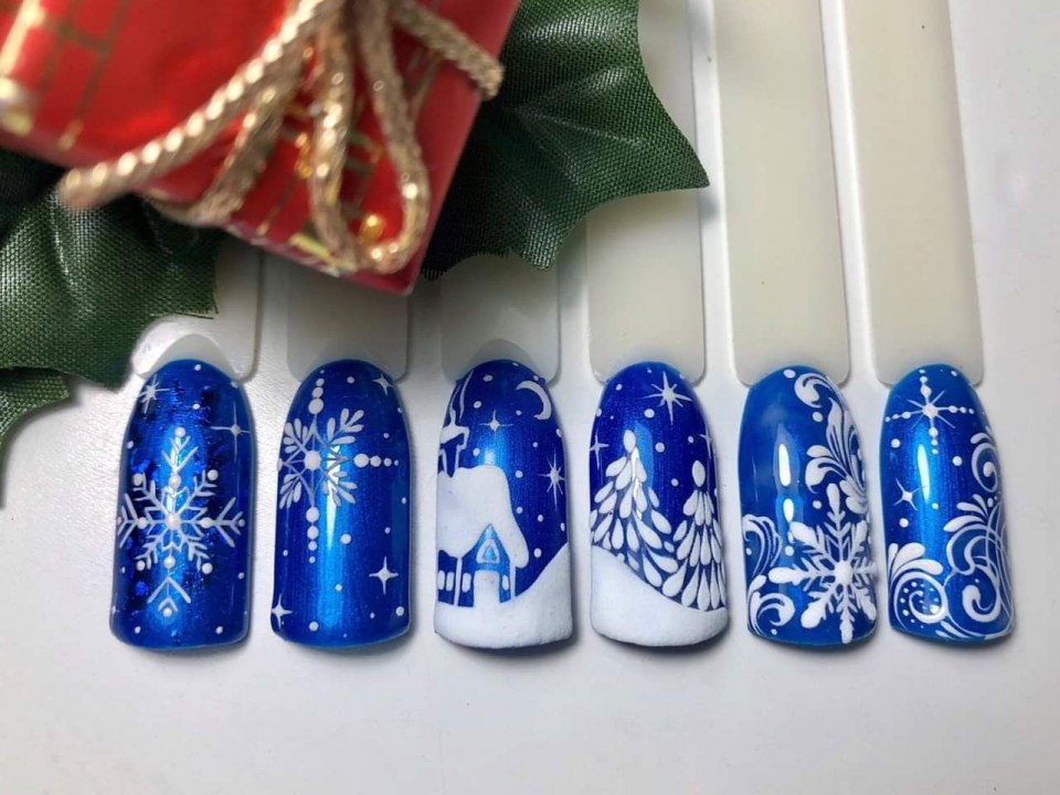 Рисунок снежинки на ногтях
