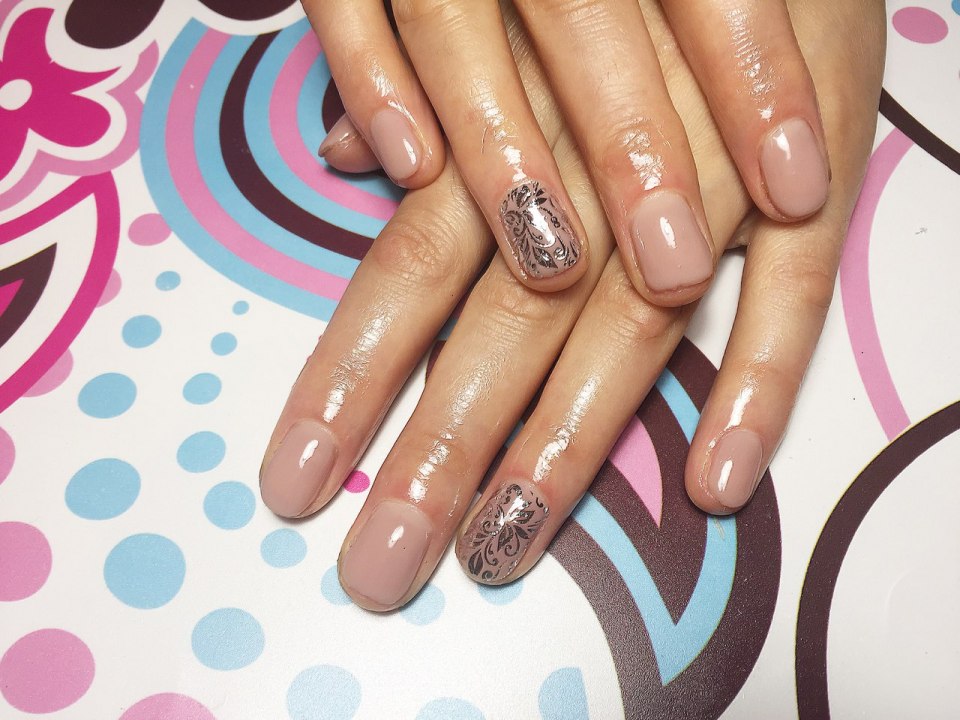 Блестящий маникюр на длинные ногти