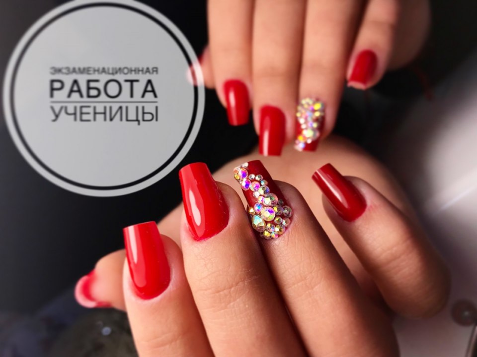 Маникюр с покрытием с обратной стороны
