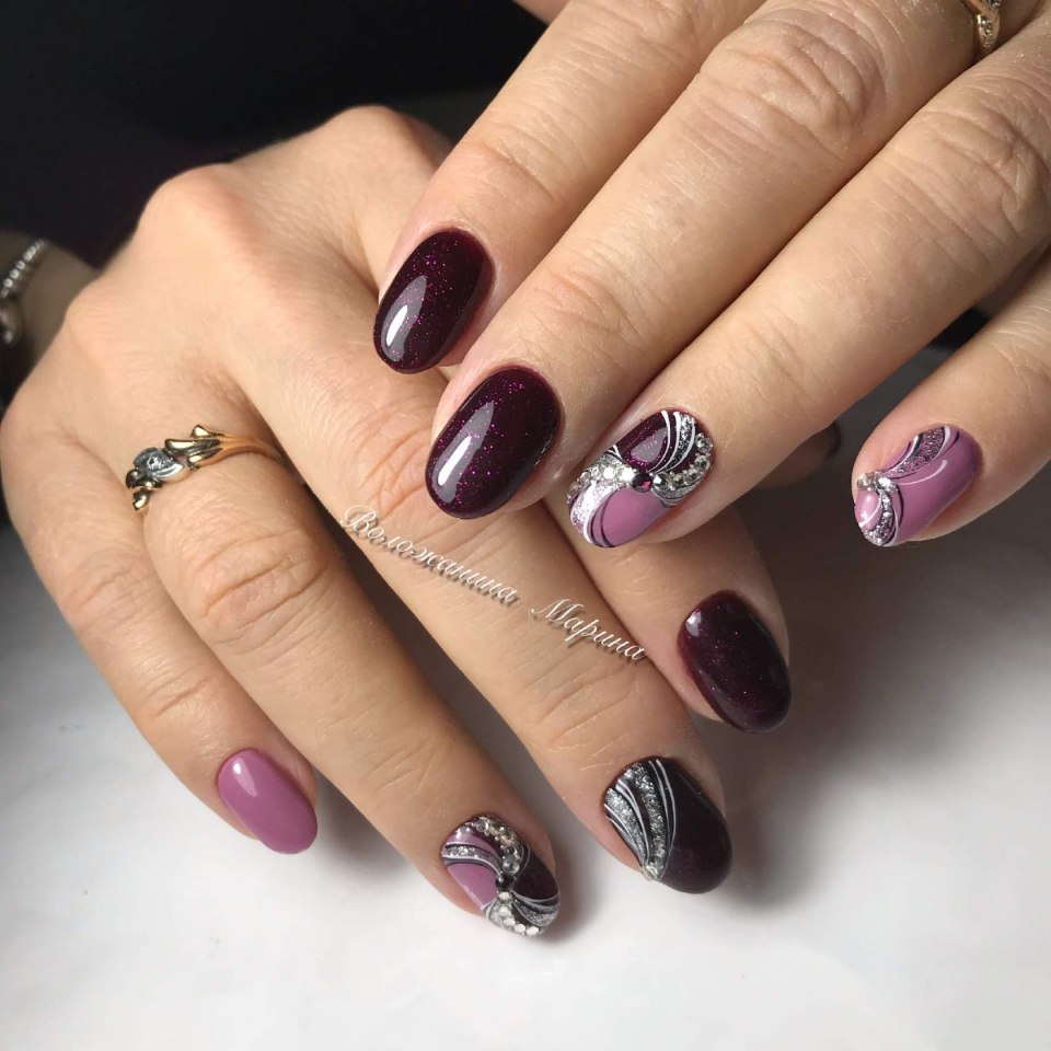 Сливовый маникюр на короткие ногти