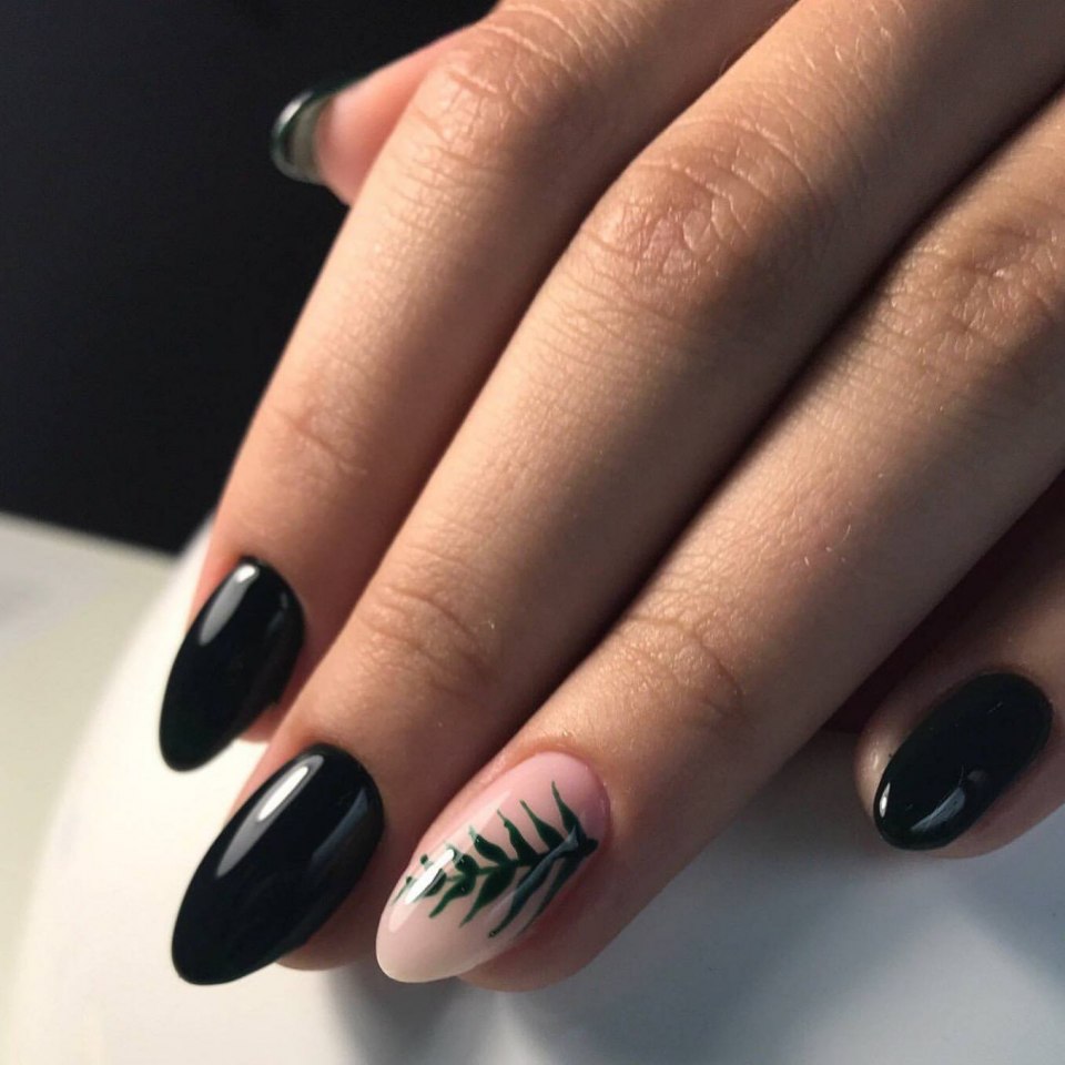 Маникюр омбре на короткие ногти с темным лаком