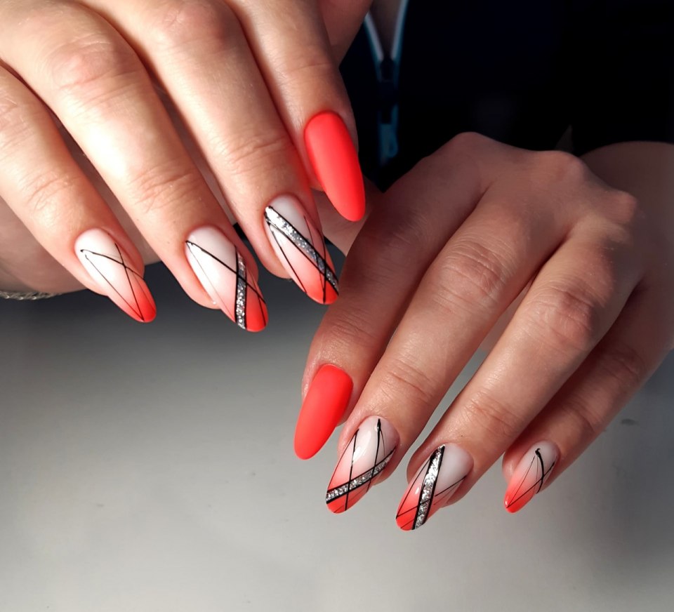 Красный маникюр с геометрией на длинные ногти