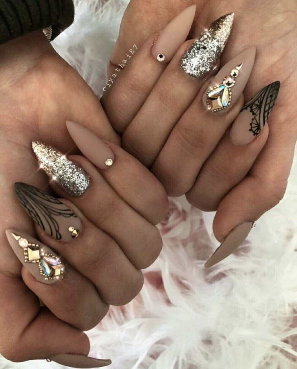 Маникюр на длинные острые ногти