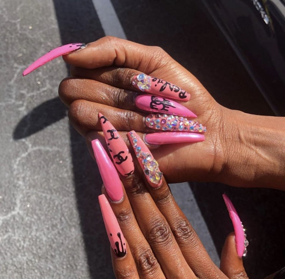 Ярко розовые ногти длинные