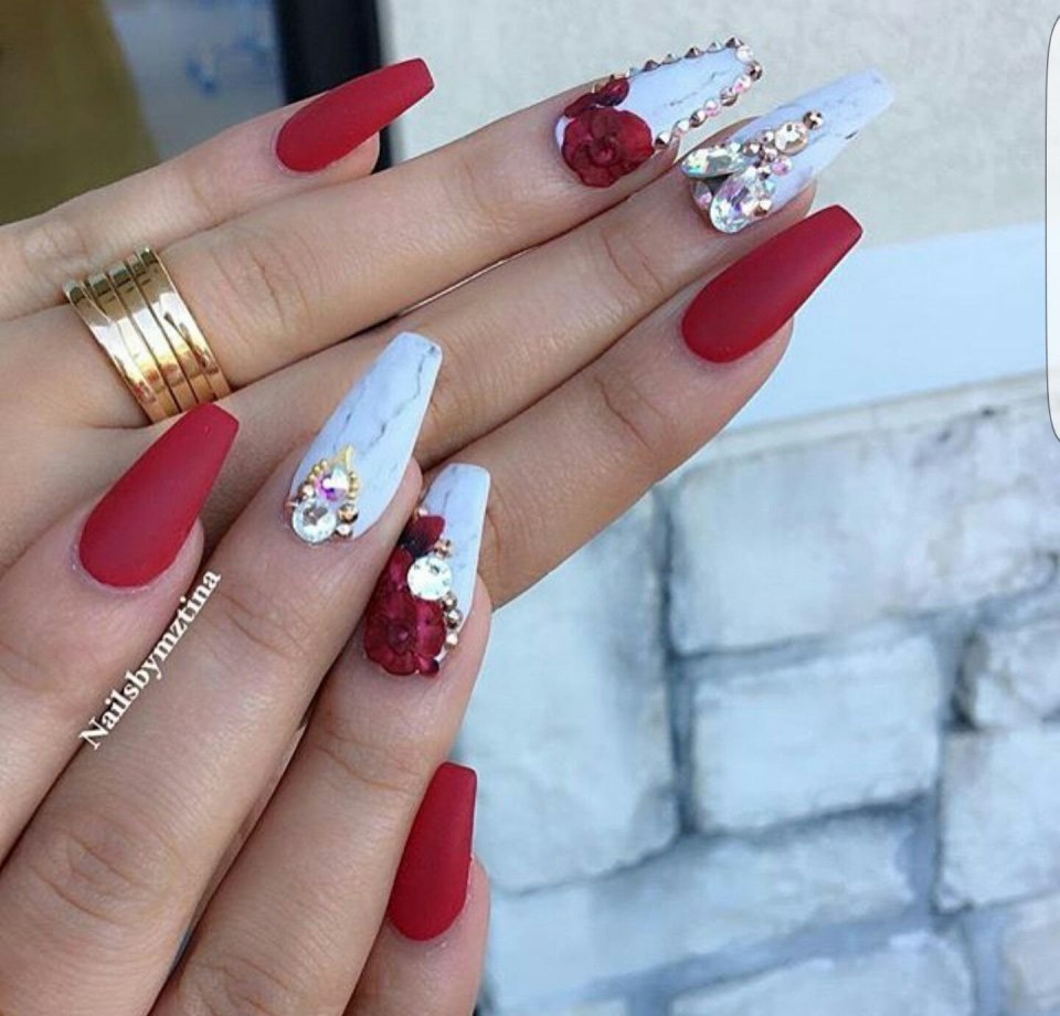 Яркий маникюр со стразами